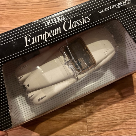 1/18 Ertl European Classics White 1948 Jaguar XK120 - Picture 4 of 13